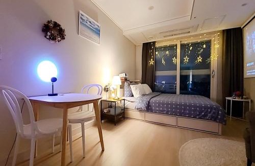 Hanam Apartment | Secret - 고층호수공원뷰,나만의영화관,미사역2분,120인치스크린,넷플,디즈니플러스,장기숙박추천