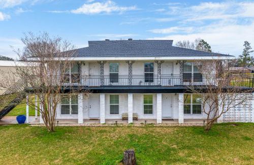 Iowa Apartment | Secret Cajun Retreat Peaceful Corner Stay - HAR 2