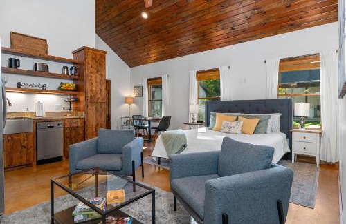 Fredericksburg House | Secret Garden Cottage - Pool & Hot Tub