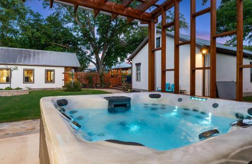 Fredericksburg House | Secret Garden Cottage - Pool & Hot Tub