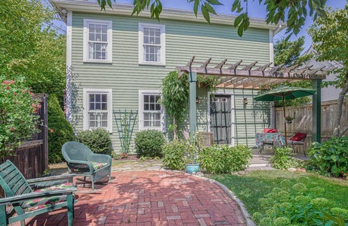 Newburyport House | Secret Garden: Sanctuary walk to town, private garden, central AC