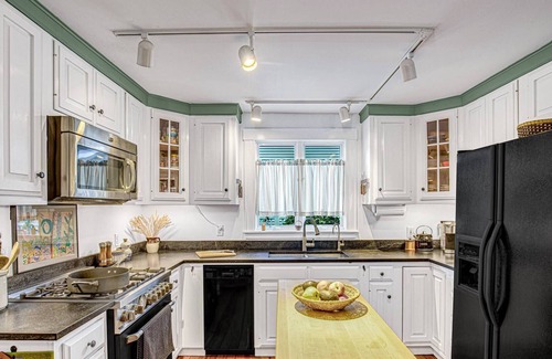 Newburyport House | Secret Garden: Sanctuary walk to town, private garden, central AC
