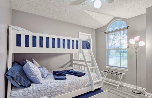Arlington House | ~Secret Oasis Sleeps 8 Heated Pool & Spa~