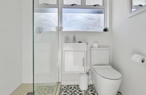 Three Anchor Bay Apartment | Secure, Close to Beaches, Promenade & Free Wi-Fi!