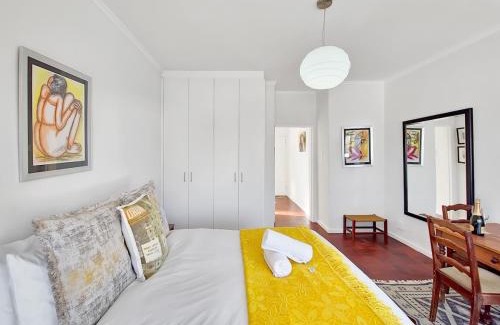 Three Anchor Bay Apartment | Secure, Close to Beaches, Promenade & Free Wi-Fi!