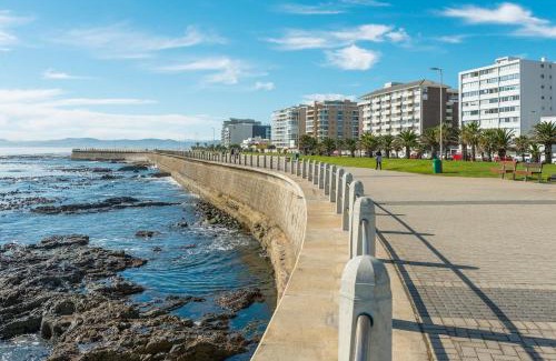 Three Anchor Bay Apartment | Secure, Close to Beaches, Promenade & Free Wi-Fi!