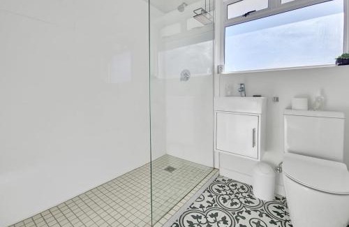 Three Anchor Bay Apartment | Secure, Close to Beaches, Promenade & Free Wi-Fi!