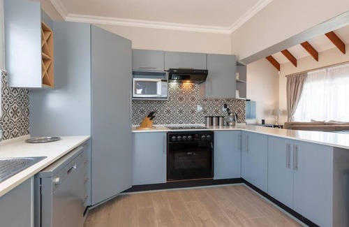 Sedgefield House | Sedgefield - Quick WALK to Beach. REDUCED Winter Rates - Sleeps 6 Guests