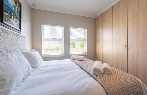Sedgefield House | Sedgefield - Quick WALK to Beach. REDUCED Winter Rates - Sleeps 6 Guests