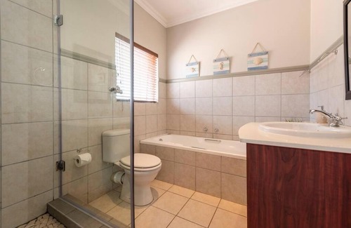 Sedgefield House | Sedgefield - Quick WALK to Beach. REDUCED Winter Rates - Sleeps 6 Guests