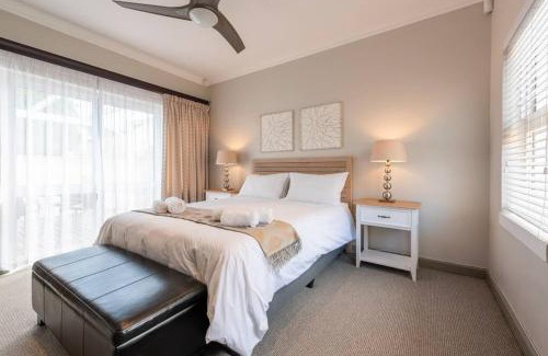 Sedgefield House | Sedgefield - Quick WALK to Beach. REDUCED Winter Rates - Sleeps 6 Guests