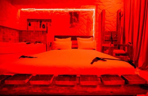 Sector 4 Apartment | Seductive refuge Red rooms Bucharest