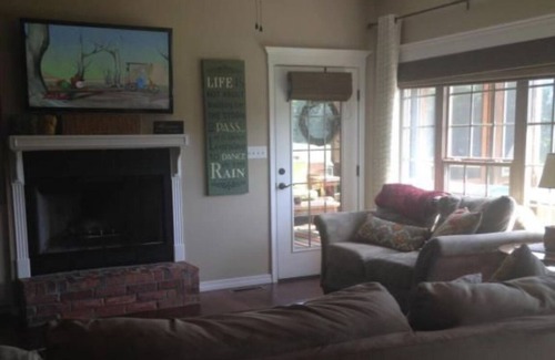 Russellville House | See the eclipse and all the area has to offer in comfort! Pet friendly!