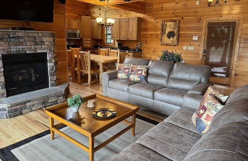 Sevierville Cabin | See the Smokies in Full Fall Color