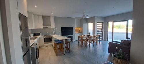 Britannia Bay Apartment | SeeSkattie