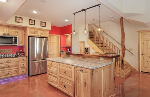 Buchanan County Apartment | Selah Hills Ranch-Queen Suite