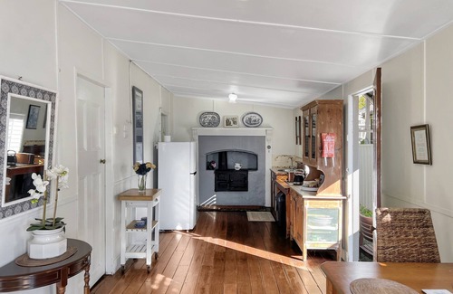 Marks Point House | Selby Cottage- Waterfront, Fire & Outdoor Dining