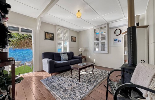 Marks Point House | Selby Cottage- Waterfront, Fire & Outdoor Dining