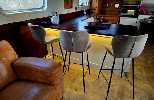 Runnymede Boat Rental | Selene Unique Luxury Houseboat Experience