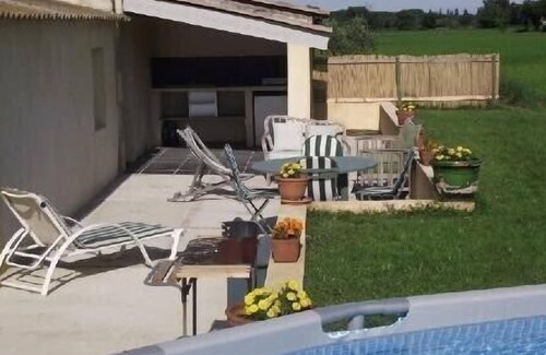 Arles Cottage | Self-catered gite in countryside Mas in the middle of fields, 10 min from Arles