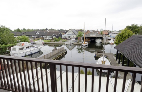 Hoveton Cottage | Self Catering 5 Bedroom Waterside Retreat Cottage Wroxham, Norfolk Broads, Eng