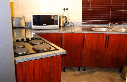 Flora Park Ski Chalet | Self Catering Chalets - Manyeleti
