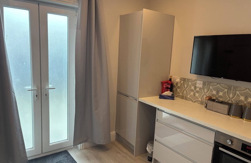 Sandown Apartment | Self catering flat, parking, 4 min walk to beach, 3 min shops. Ferry discount.