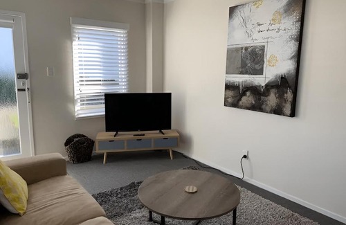 Auckland Apartment | Self contained flat, 5 minutes drive to the beach.
