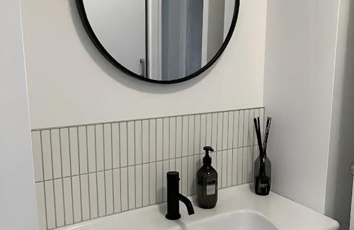 Auckland Apartment | Self contained flat, 5 minutes drive to the beach.
