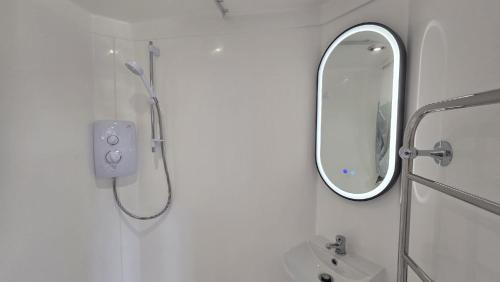Crawley Apartment | Self-Contained Gatwick Studio -Parking & Fast WiFi