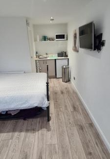 Saltdean House | Self contained room with ensuite and kitchenette and wifi