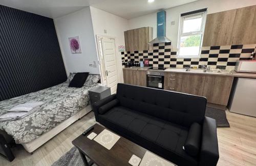 Stirchley House | Self-Contained Studio with kitchen & bathroom - Warm Welcome Inn , Stirchley