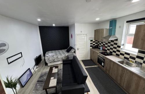 Stirchley House | Self-Contained Studio with kitchen & bathroom - Warm Welcome Inn , Stirchley