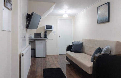 Dudden Hill Apartment | Self contained studio with separate living area