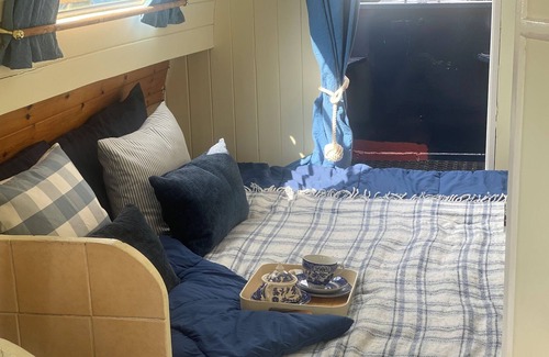 Old Windsor Boat Rental | Self Drive Narrowboat on the Thames, Windsor, Runnymede. Romantic Retreat!