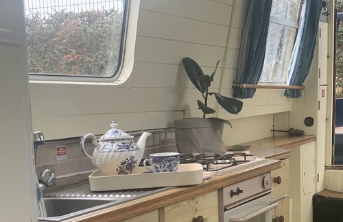 Old Windsor Boat Rental | Self Drive Narrowboat on the Thames, Windsor, Runnymede. Romantic Retreat!