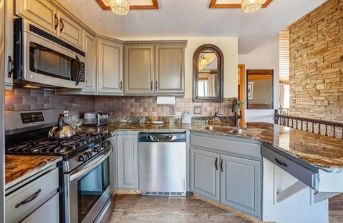 Tolovana Park House | Selkie's Hideaway - Oceanview! Beachcomber Vacation Homes