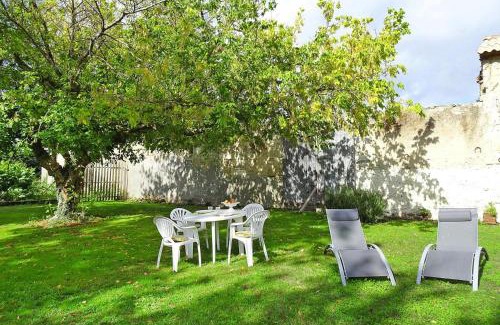 Talais House | Semi-detached house on a vineyard, Talais