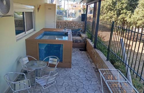 Paralia Vergas Villa | SEMIRAMIS SUITES with pool