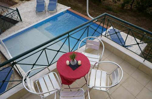 Paralia Vergas Villa | SEMIRAMIS SUITES with pool