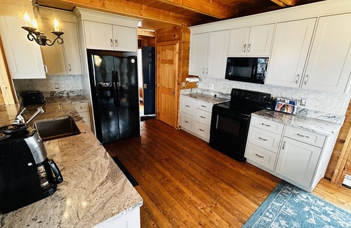 Geneva House | Seneca Lake Waterfront-On Wine Trail across from Three Brothers, close to Geneva