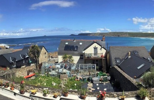 Sennen Cove Cottage | Sennen Cove with sea views & 3min walk to the beach.
