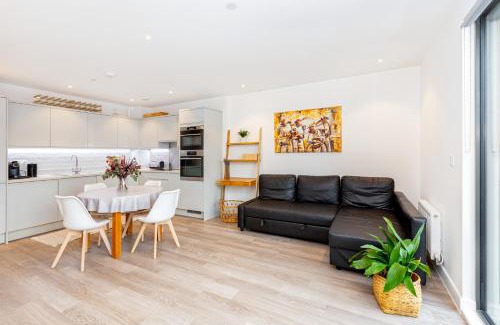 Wandsworth Apartment | Sensational 2BR wViews & Balcony in Wandsworth