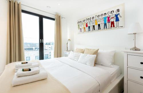 Wandsworth Apartment | Sensational 2BR wViews & Balcony in Wandsworth