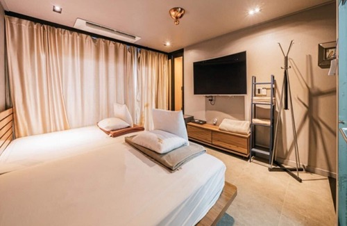 Pyoseon House | Seogwipo Black Land Lace Spa Pension