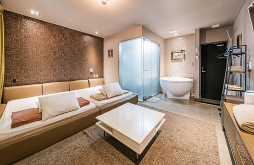 Pyoseon House | Seogwipo Black Land Lace Spa Pension