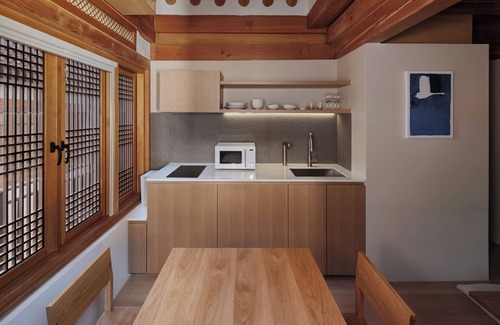 Jongno House | Seoul Ari, Korean Traditional Hanok Family-Sized House