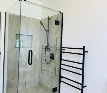 Wharewaka House | Separate entry room with share bathroom