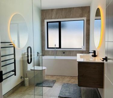 Wharewaka House | Separate entry room with share bathroom