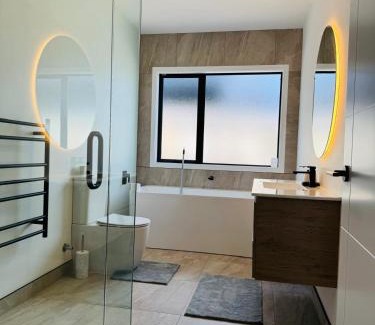 Wharewaka House | Separate entry room with share bathroom